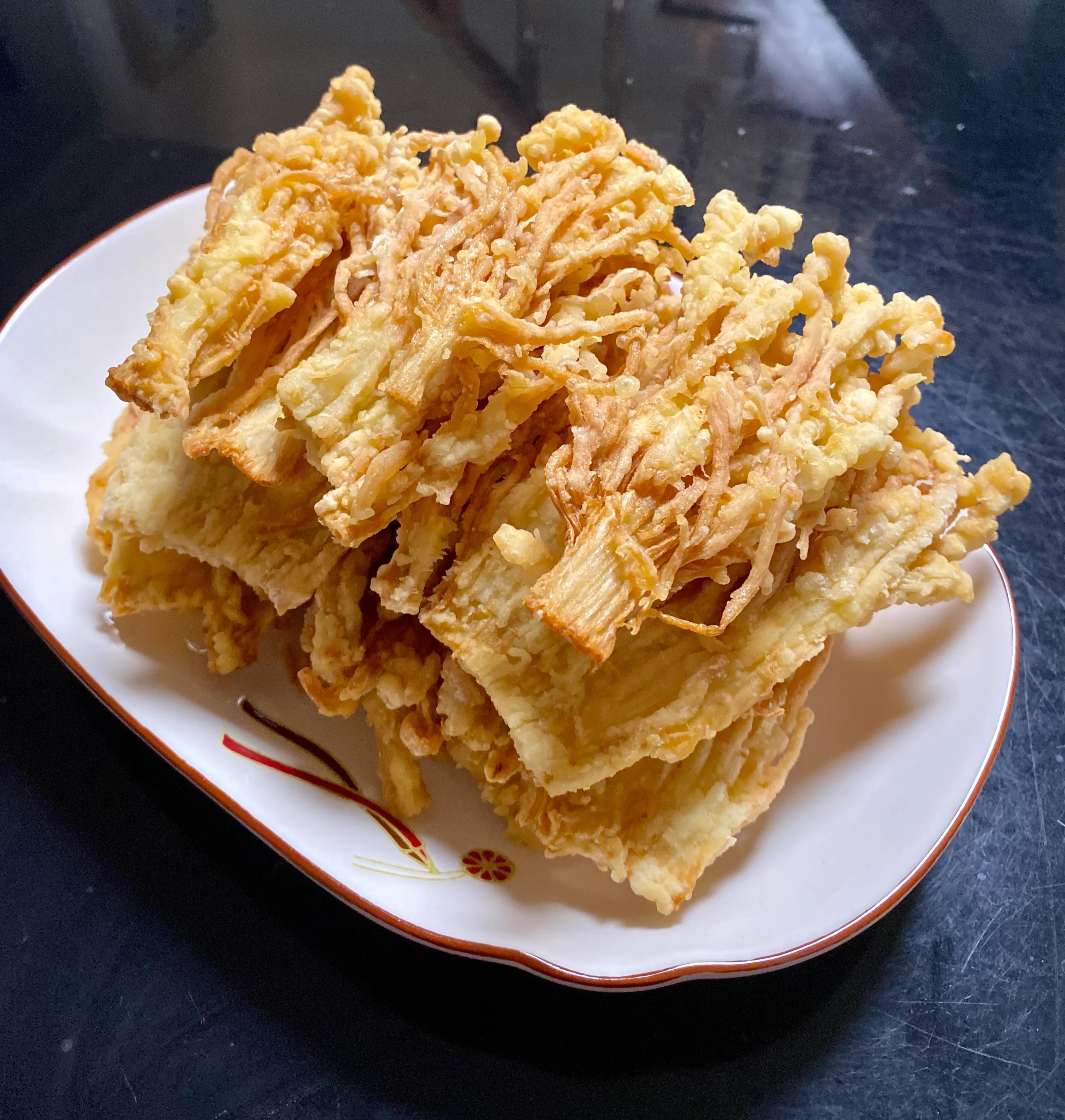 炸金针菇怎样做(手把手教你做出金黄酥脆的炸金针菇)