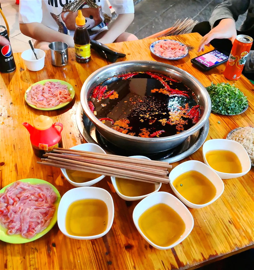 9个门面，20个服务员！成都著名“骨灰级”串串香！真的很震撼