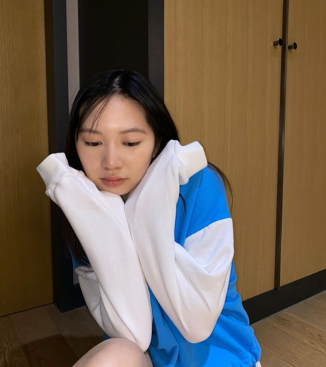 甄子丹17岁女儿晒照，皮肤白暂大长腿逆天，继承妈妈模特好基因