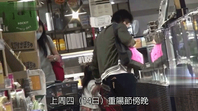 霍启刚抱四岁女儿买珠宝为晶晶庆生，两父女逛超市选购蛋糕白酒