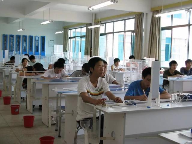 儿子考上985大学，父亲摆酒席庆祝，村民：读这个大学没有前途