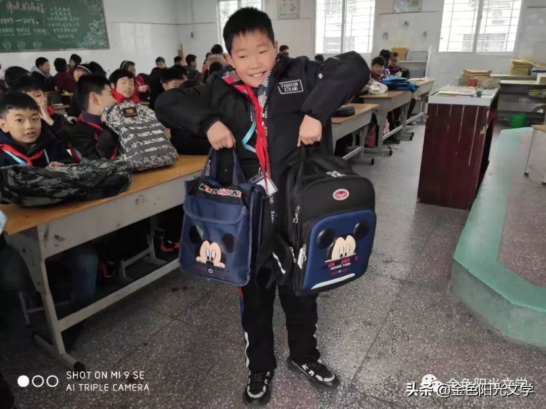 书包带的系法(书包带的系法两个孔)