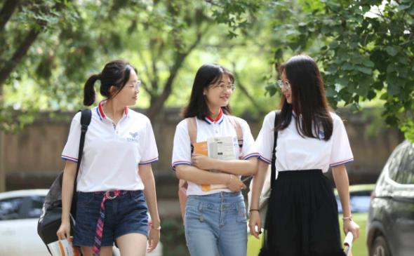 上联：犯人印刷考生答，下联：警察拆封老师查，横批：试卷真忙