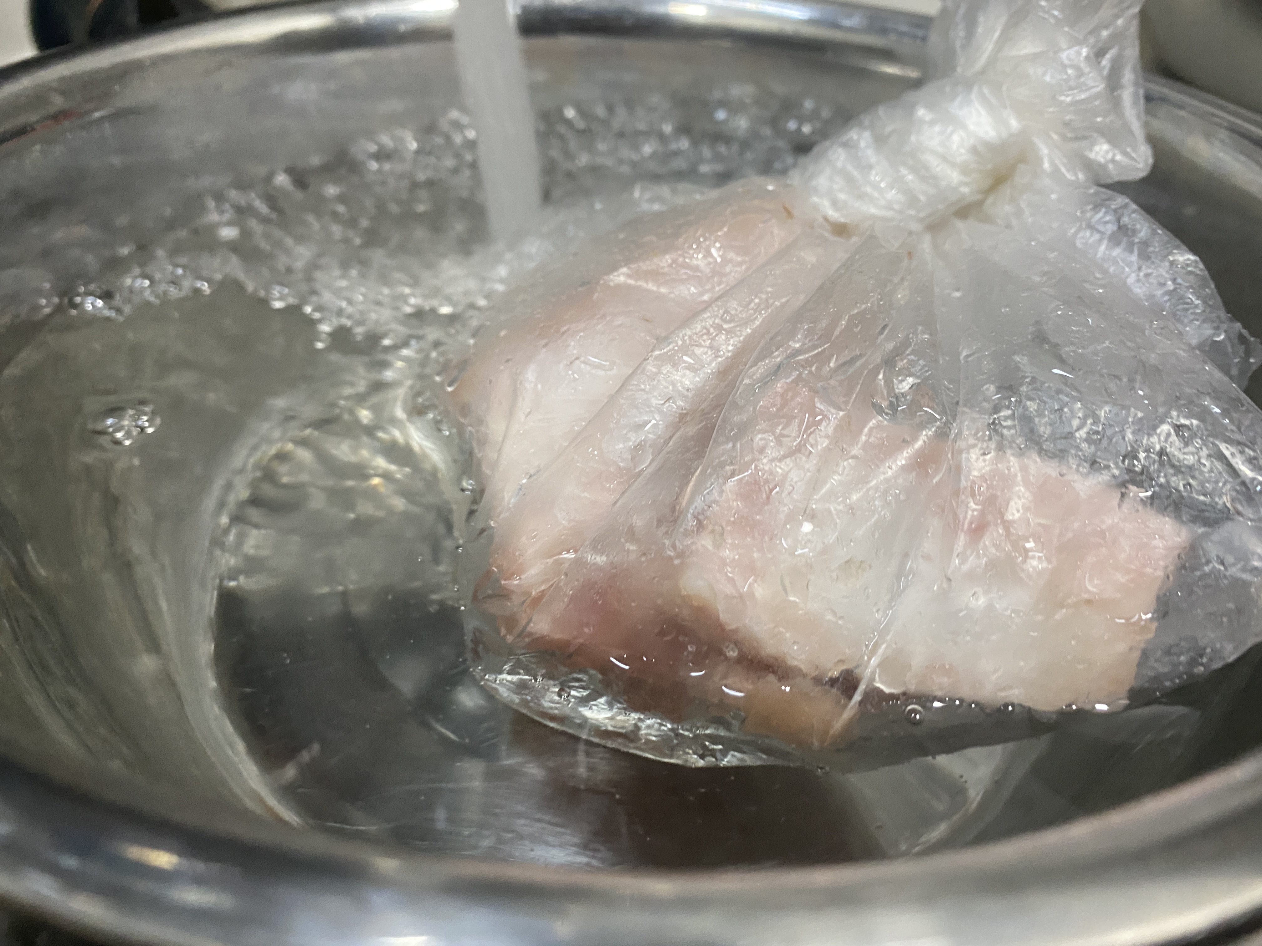 冷冻猪肉不要直接用水泡，用这3个方法解冻，和刚买的肉一样新鲜