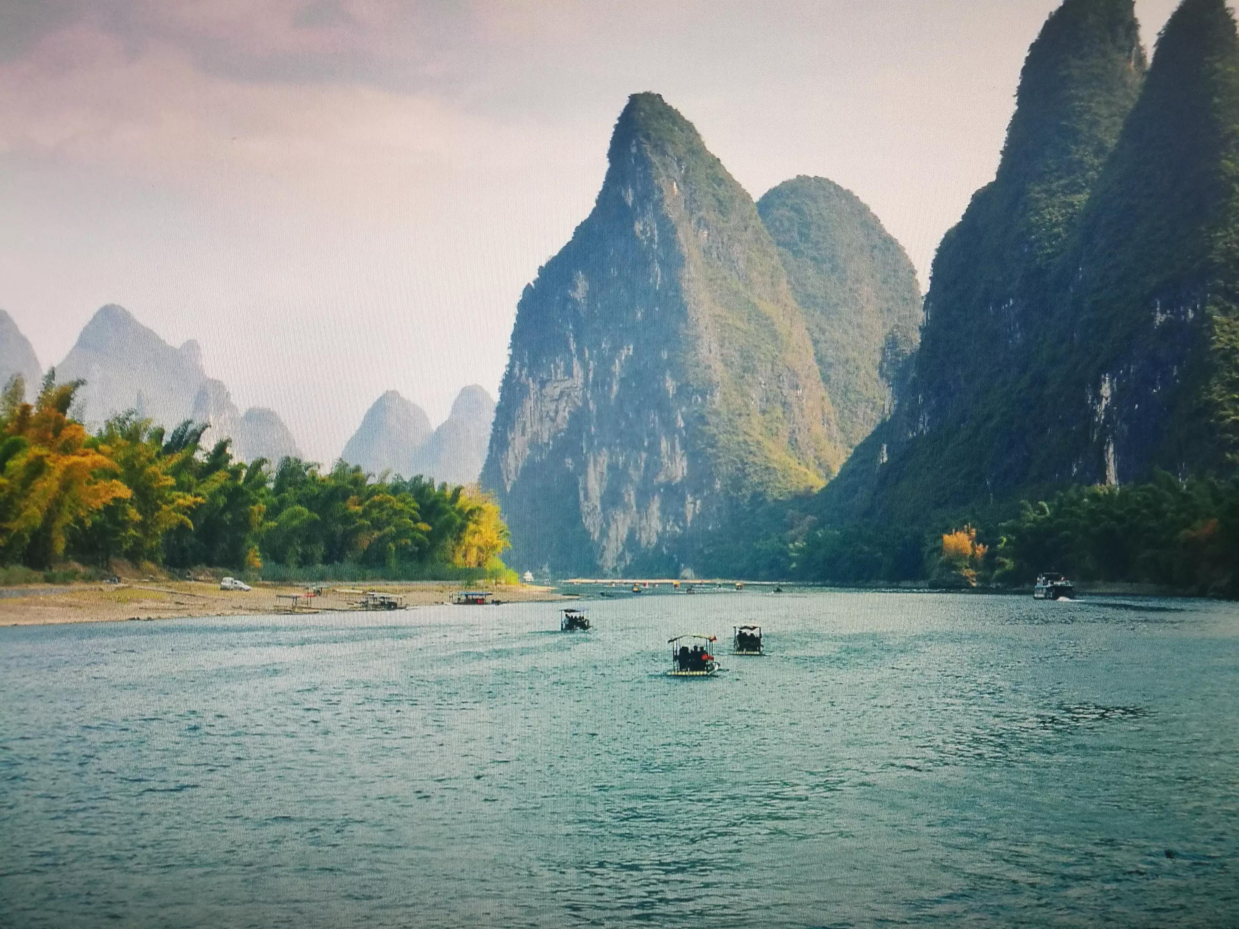 以及清澈的漓江水,造就了世界上最大的山水实景剧场,传唱数百年的桂林