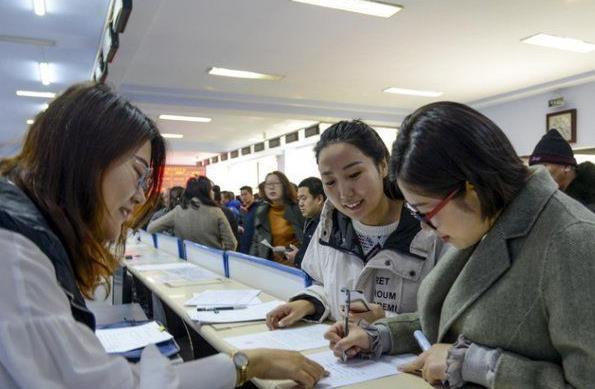 应届毕业生寝室现状，宿管阿姨看不下去了，你们也太能“凑合”了