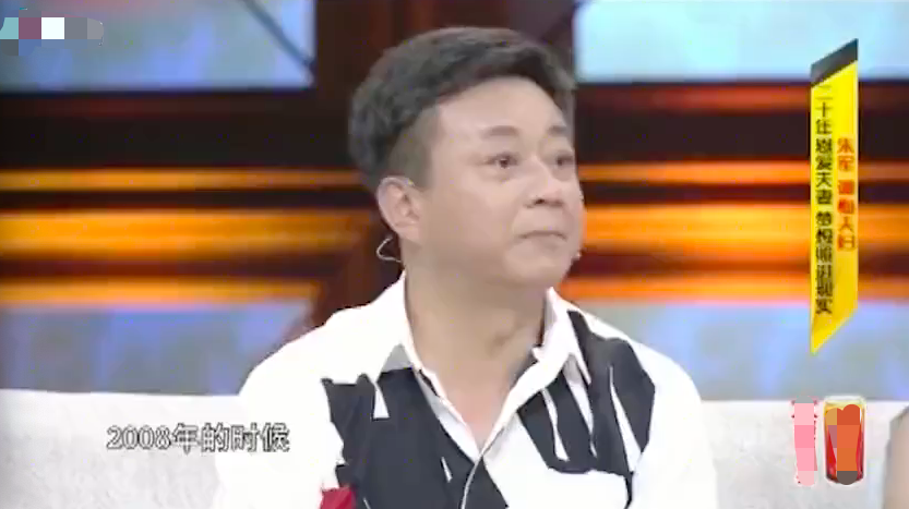 56岁朱军现身聚会，大佬聊天他指点人书法，一幅画曾卖130万