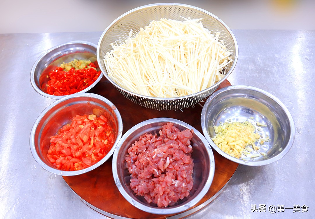 金针菇搭配它天生一对，脆嫩可口，鲜香入味，做一大盘不够吃