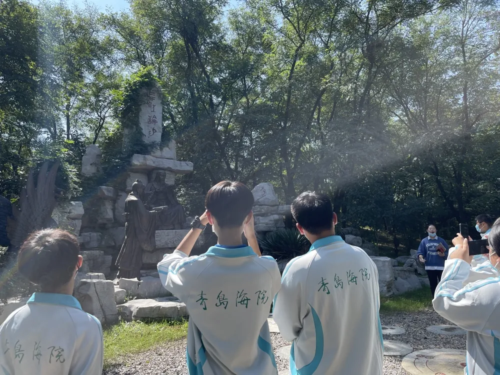 传承中医药精髓——商学院药物专业学生赴上药国风进行认知实习
