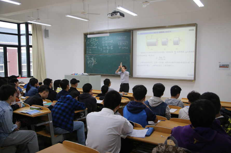 大学教师看着风光无限，其实并非如此，月薪5000且无编制才是常态