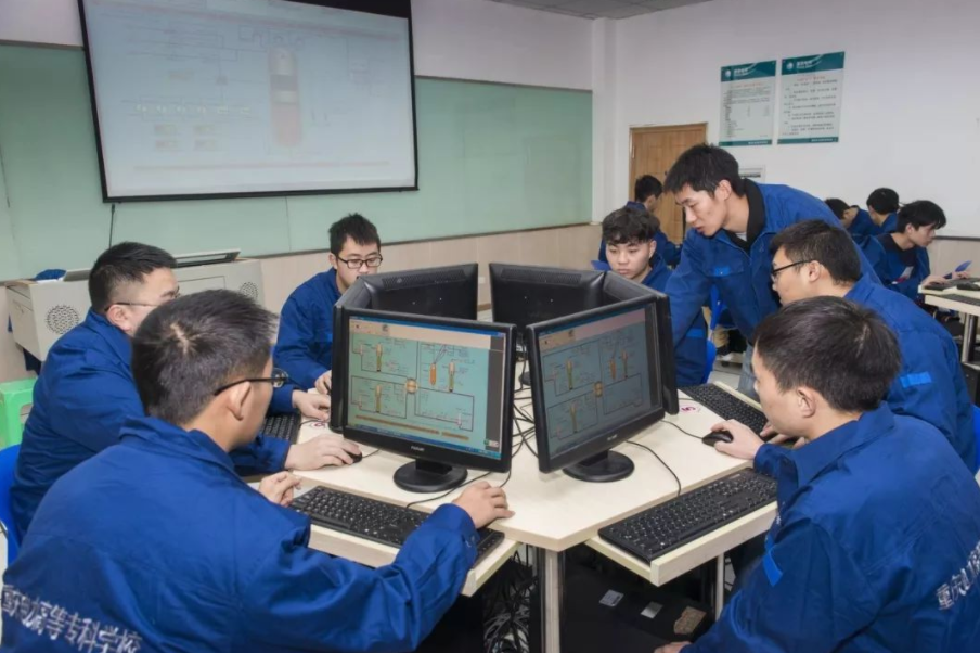 考不上本科别急着复读，3类专科院校比二本有优势，就业一点不难