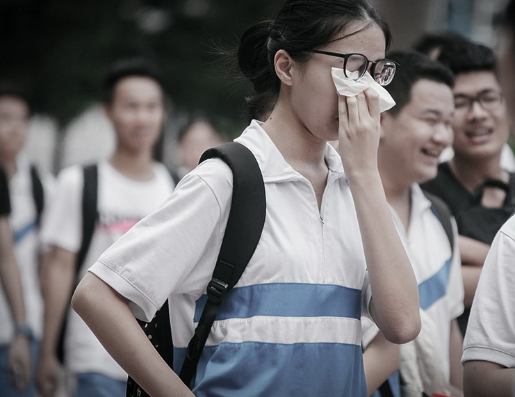 高考500分竟“无缘本科”，文理分数线相差100分，文科比理科简单