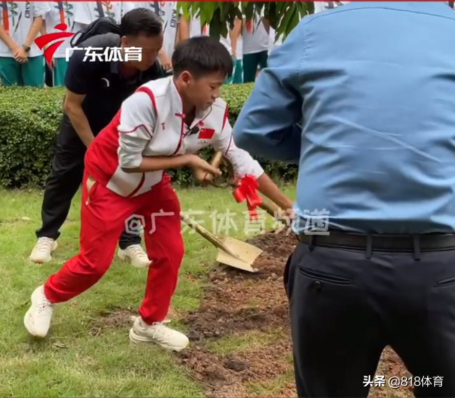 穷人的孩子早当家!全红婵重点高中种冠军树,培土浇水干活干净利落