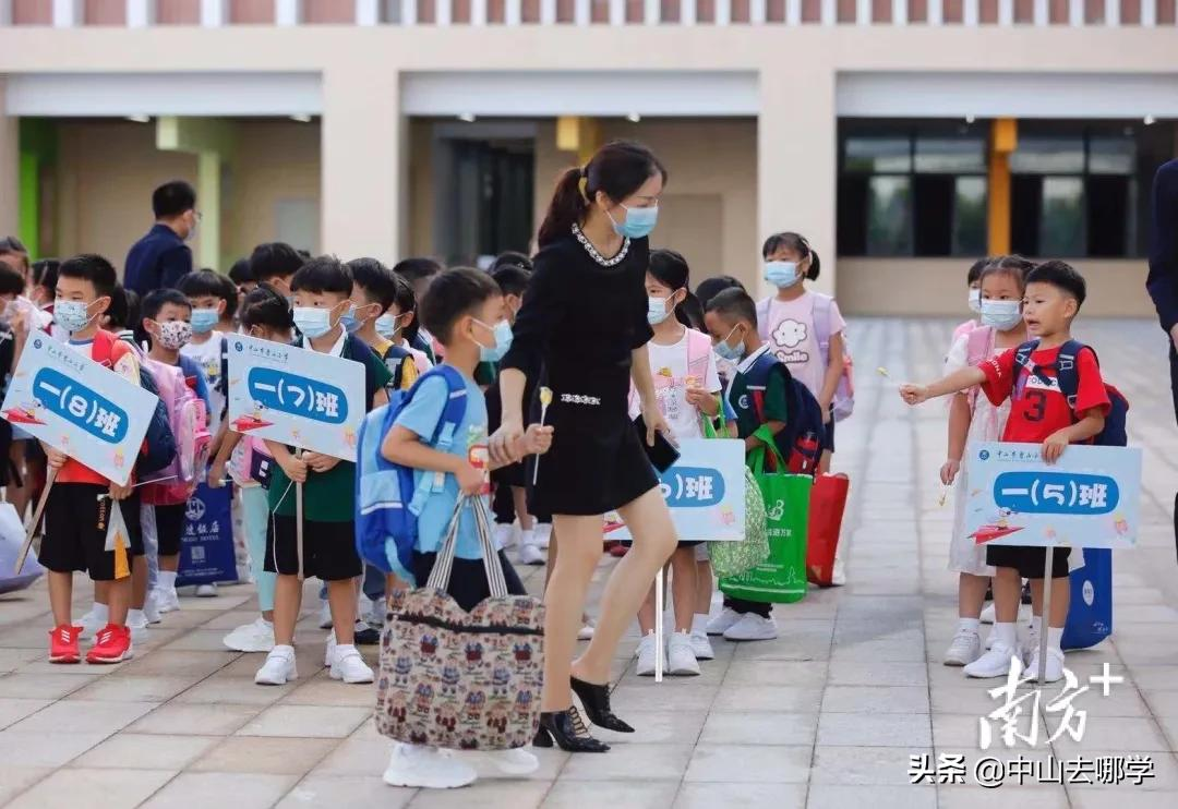 开学啦！现场多图预警：妈趴窗，爹爬墙，脸贴地！场面过于欢乐