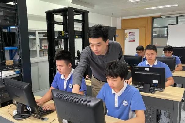 我国百强高中前十名，衡水中学与榜首失之交臂，榜首实力有目共睹