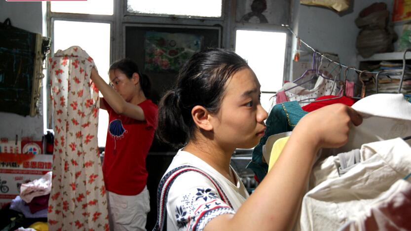 18岁双胞胎姐妹同时考上大学，15年来没买过1件新衣服