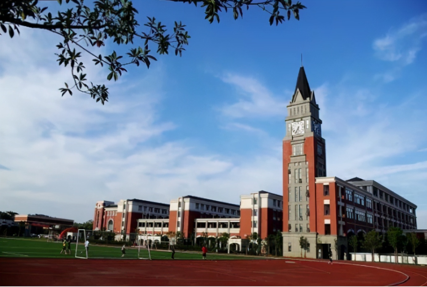 看看人大附中，再看看身边的中学，感觉像是在两个完全不同的世界