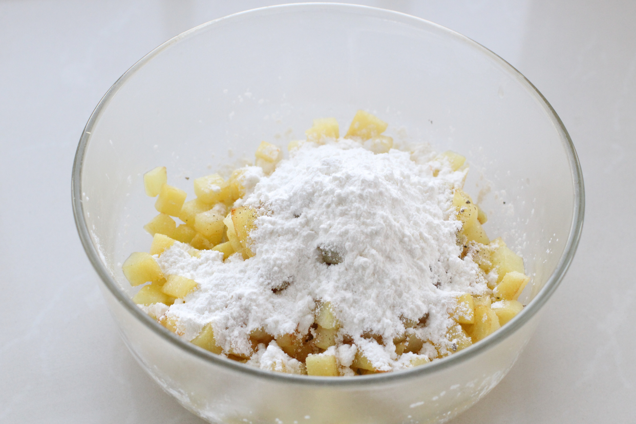 在家做麦叔叔同款薯饼，两个土豆就能做一大盘，外酥里糯香喷喷的