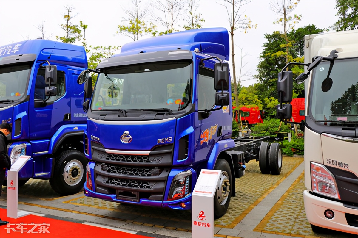 搭载国六玉柴4缸机,实拍柳汽乘龙m3 6.8米载货车