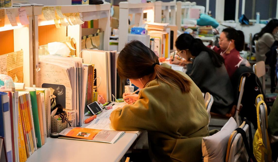 大学就读期间，若出现挂科重修会被记入档案里吗，看辅导员怎么说