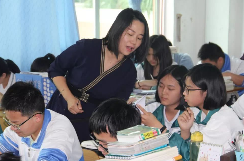 教师工资引争议，数名教师晒出工资条，网友：同是老师差距这么大