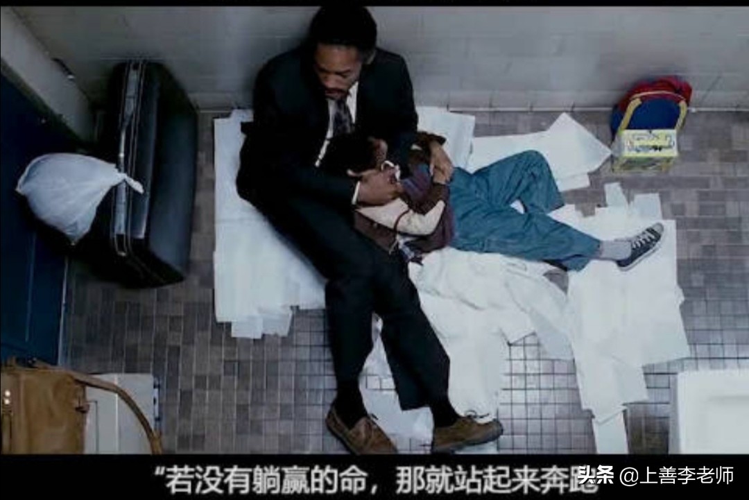 大学生“走道哥”逐渐走红，警醒年轻人，网友：这样走路容易挨揍