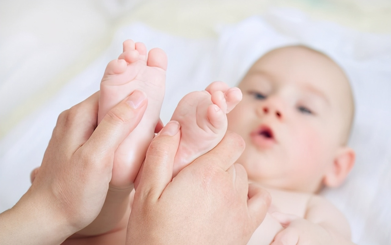 10个婴儿抚触小技巧,每天只要5分钟,宝宝健康身体壮_拇指