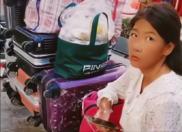 深圳穿黑丝的流浪女：本科毕业，长得标致，变成这样不值得同情