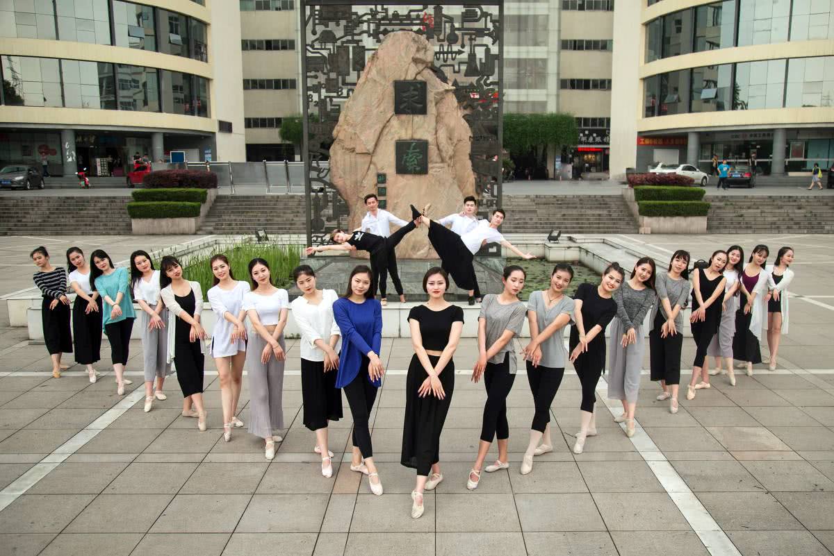 2021高考深圳18校喜报，低进高出，加工能力哪家强？深中、福中？