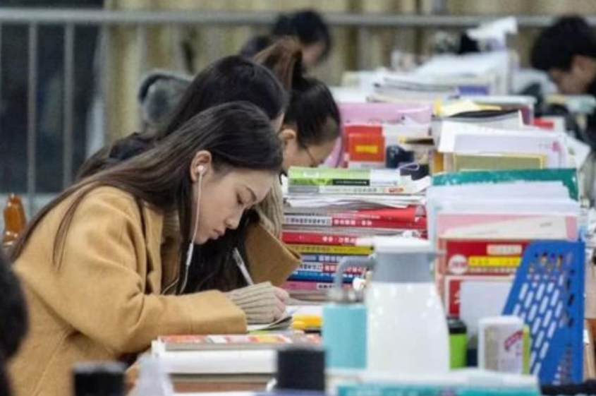 公费师范生上学免学费，毕业享编制，但是缺点考生也要提前了解