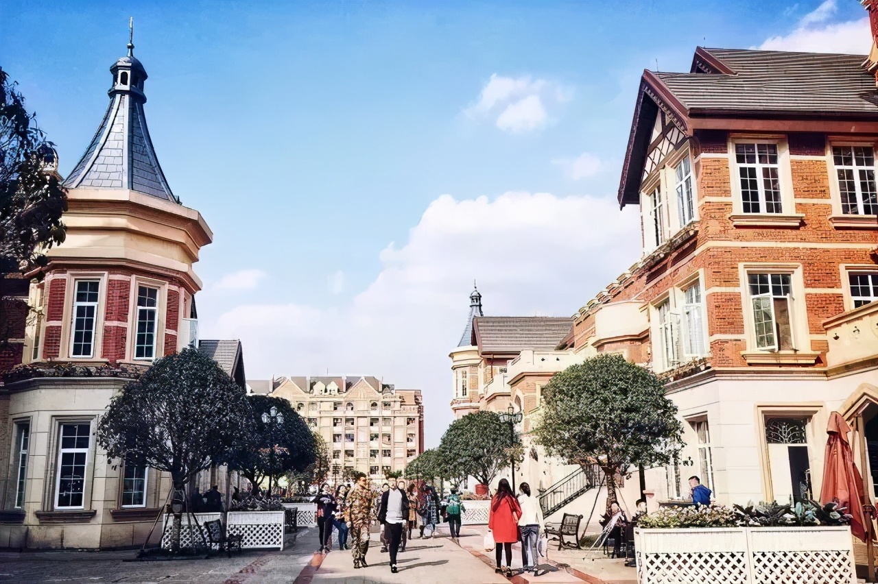 金堂一高校被誉为“四川最美大学”，民航类专业非常有优势