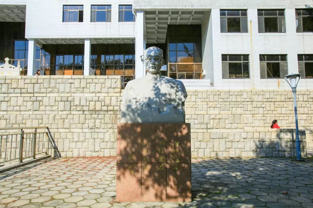 我的母校曲阜师范大学：有光的地方，就有人在学习。