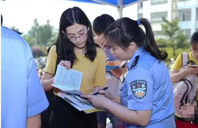 上海开始“抢人”了，4所985应届本科生直接落户，研究生也有优惠
