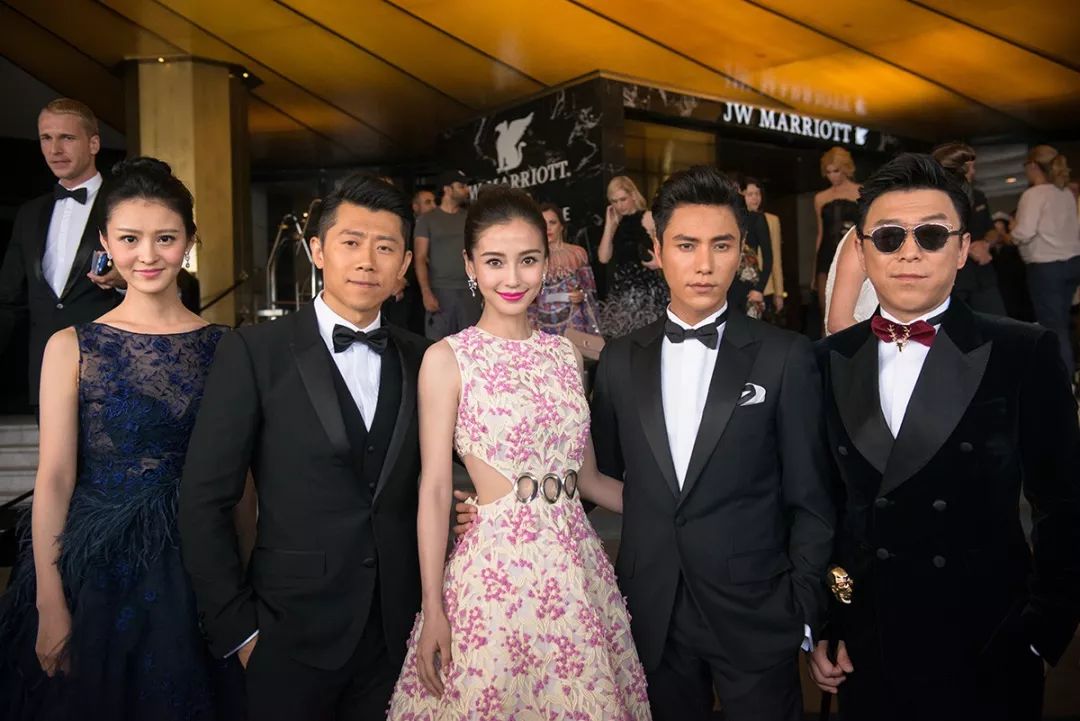 杨颖暴瘦身材被嘲的背后:32岁的黄晓明娇妻,在事业瓶颈前很无力