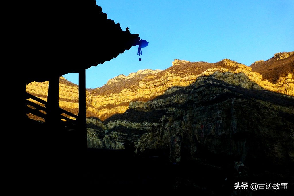 凭栏悬空寺，静看夕阳染恒山