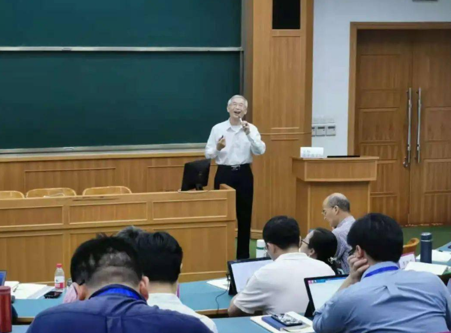 大学生总喜欢“蹭课”，原因有哪些？辅导员：这些课不能蹭