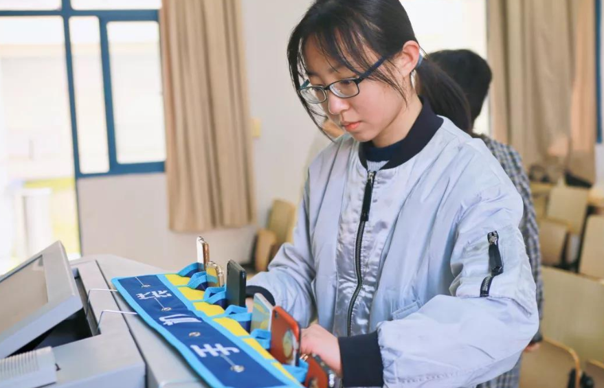 班主任上课突击检查，学生上演“花式”藏手机，学霸才是隐藏高手