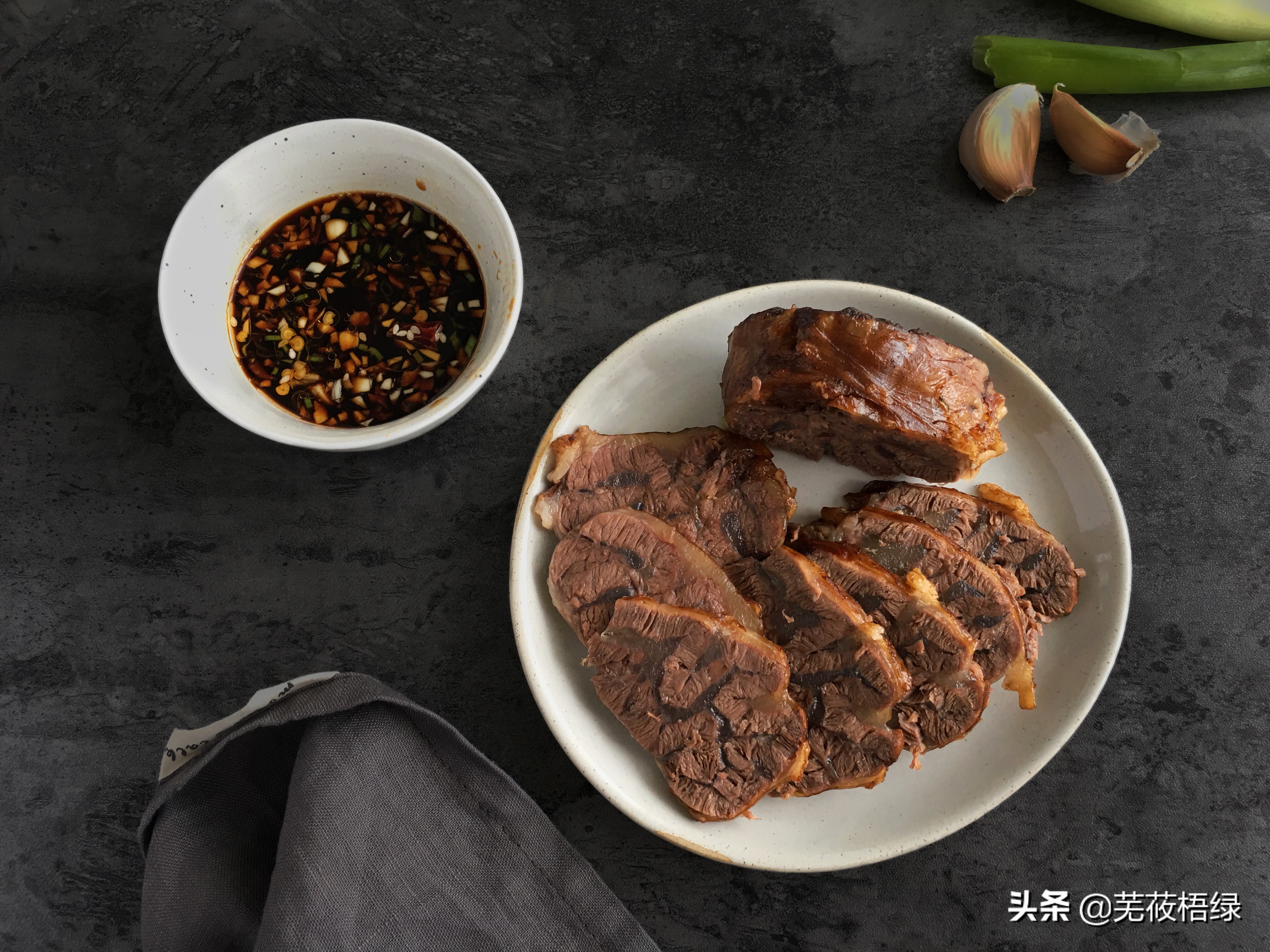 1条金钱腱加入简单的调料就可以做出喜欢的酱牛肉,空口吃也不咸