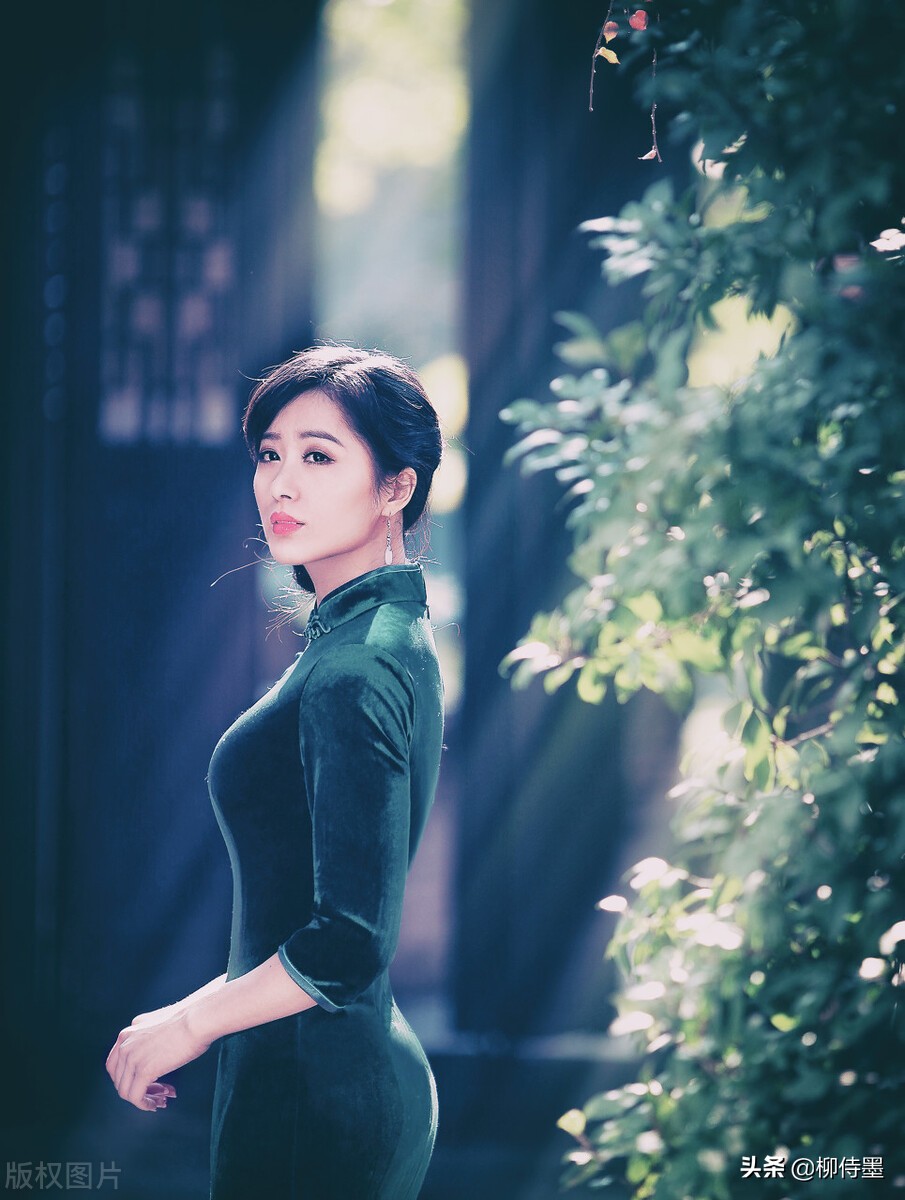 拍摄旗袍人像,如果想让照片更有层次感,加入摄影前景是一个很不错的