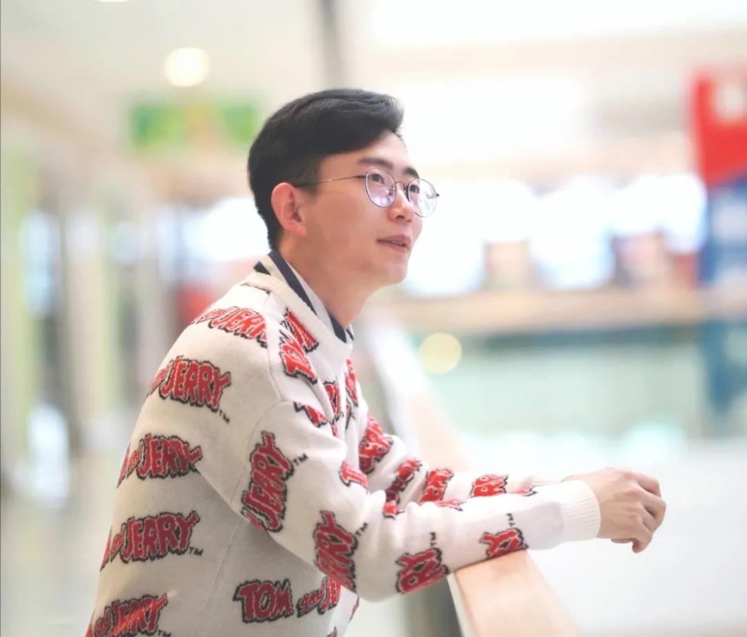 他头顶无数光环，兼任地产公司校园合伙人，来自山东这所大学