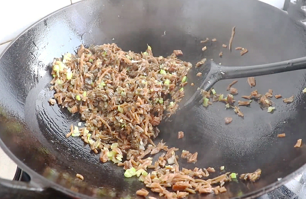 难怪宴席上的扣肉那么好吃？原来做法有诀窍，学会做给家人吃吧