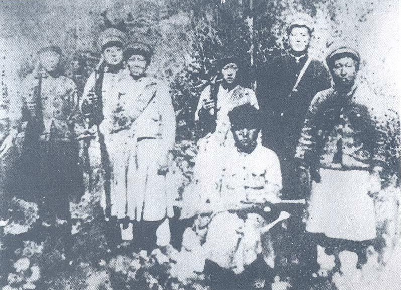 被日军俘虏后，战士亲手枪杀12名同志后自杀，用枪声发出绝密情报