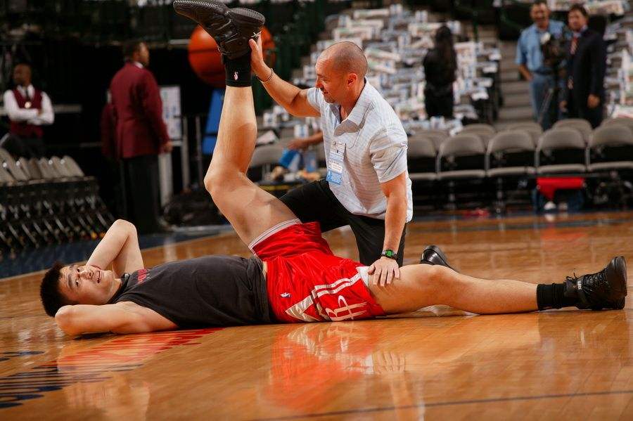 nba球员为什么不直接打篮球(NBA训练师这么厉害，为什么不代替球员直接上场？)