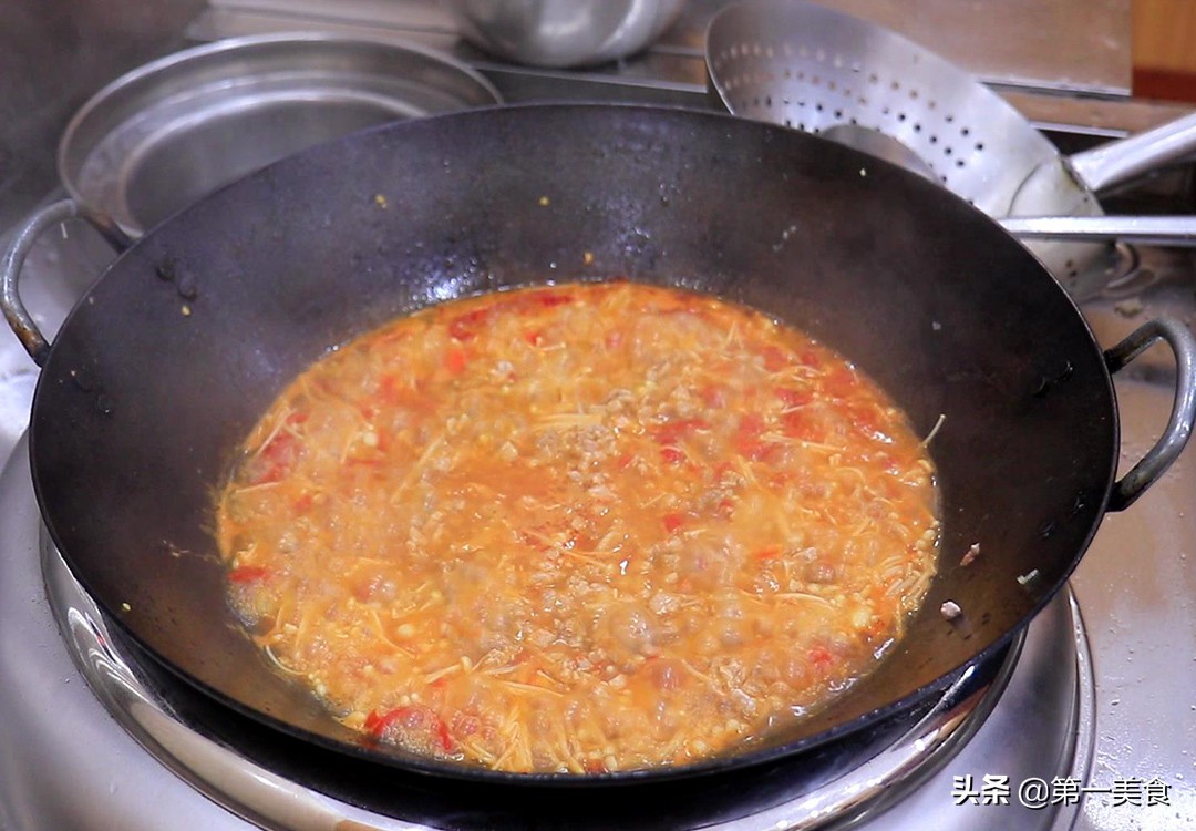 金针菇搭配它天生一对，脆嫩可口，鲜香入味，做一大盘不够吃