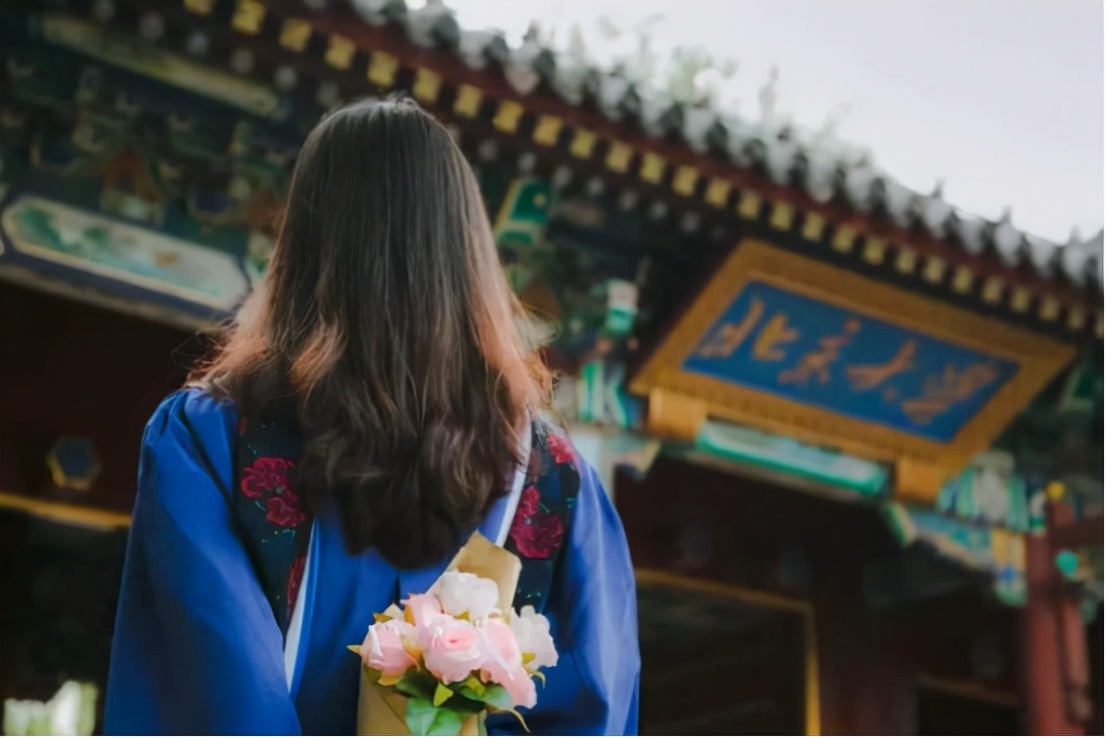 新疆女孩656考上北大，加分政策没问题，但却因母校问题引发热议