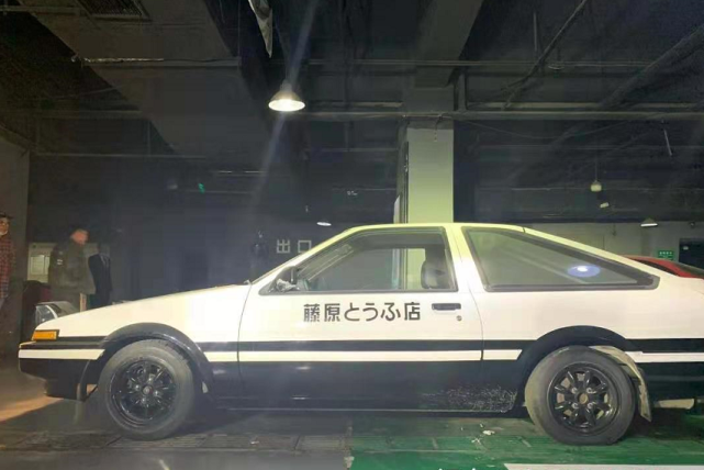 小伙从海外带回一辆丰田AE86，常年置于车库，经常有友来探访