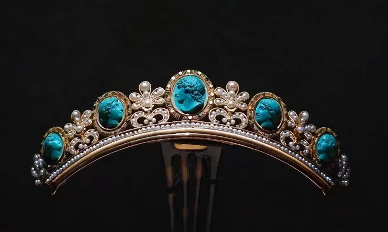颜色像塑料一样的珠宝，却是“四大名玉”之一，备受欧洲皇室喜爱