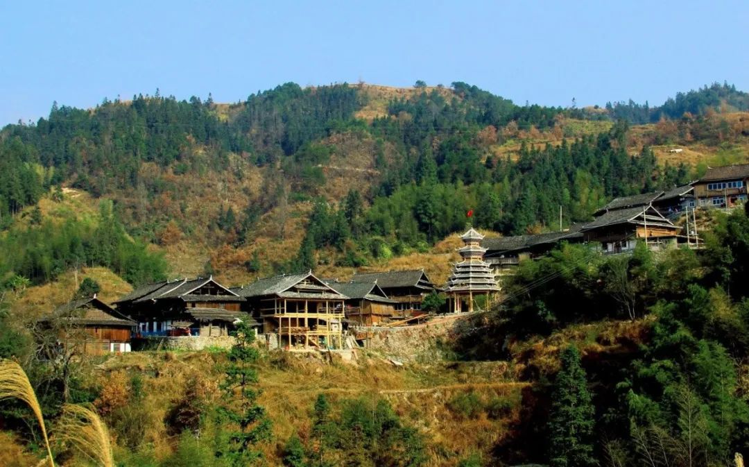 蓝天外，层峦叠嶂，云海翻涌，山色如画，静谧中透着苍茫。