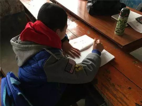 大学老师不说话靠打字授课，原因想不到…………