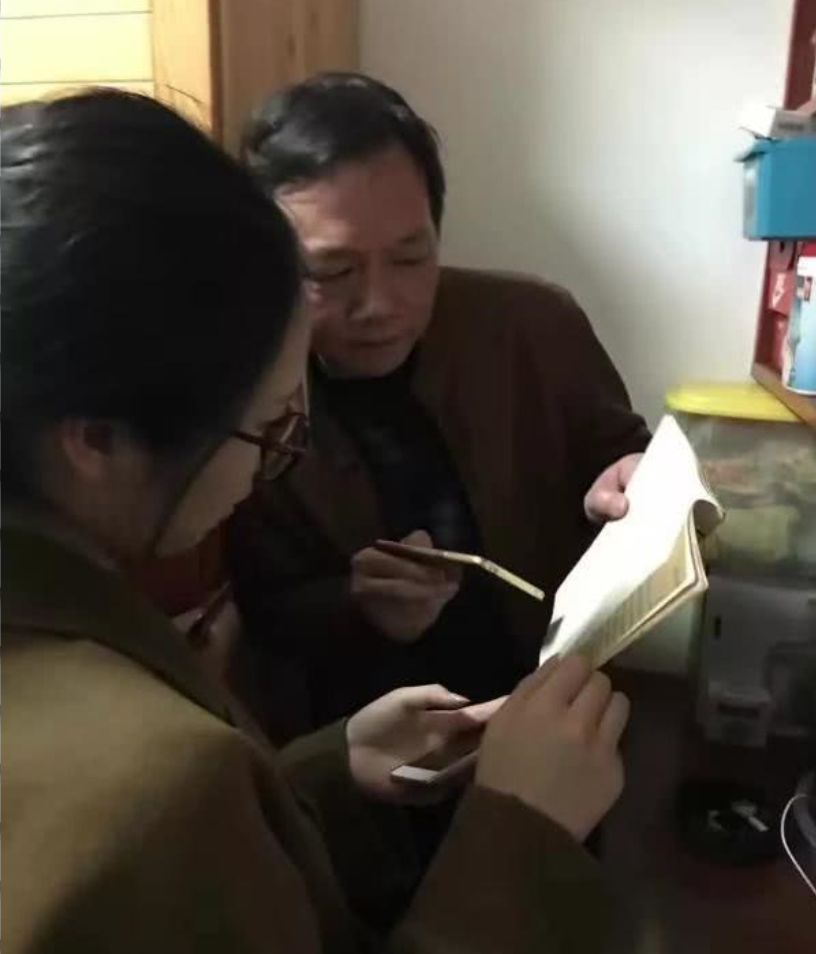 大学老师不说话靠打字授课，原因想不到…………